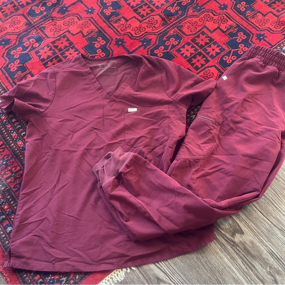 Figs maroon set